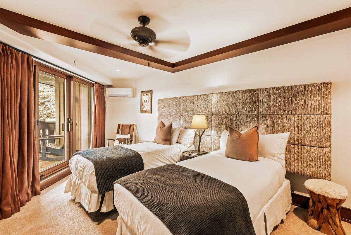 One of the two twin rooms